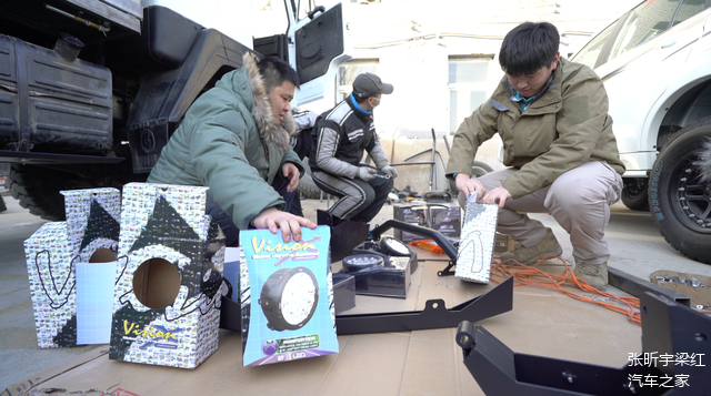 每辆车四周都布满了“维森牌”的大灯