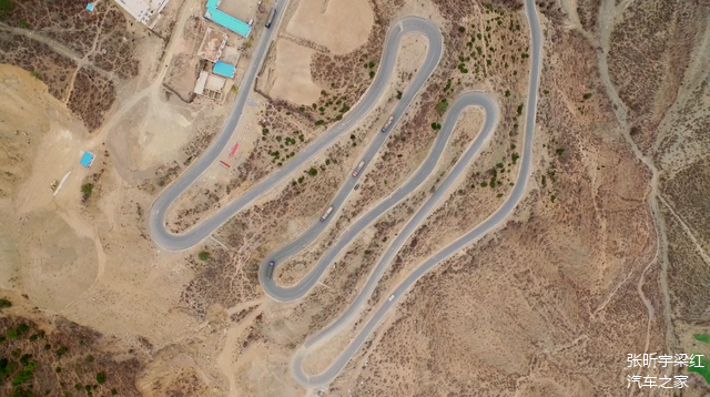 车队开始翻越天路十八弯，海拔4096米，接下来，我们要去挑战业拉山72拐