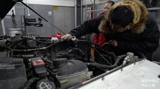 已成空膛的发动机舱