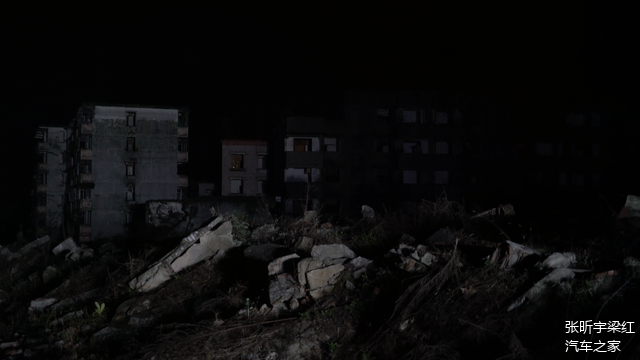 地震遗留下来的残垣断壁