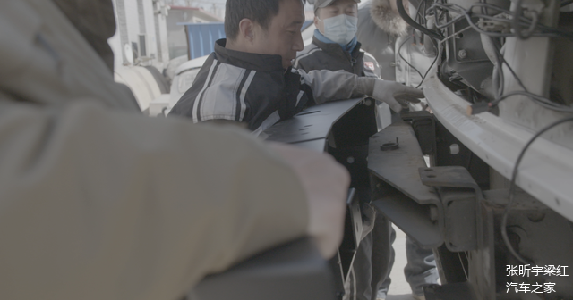 整个保险杠跟汽车大梁固定在一起，既可以保护楼子还能保护乘员。