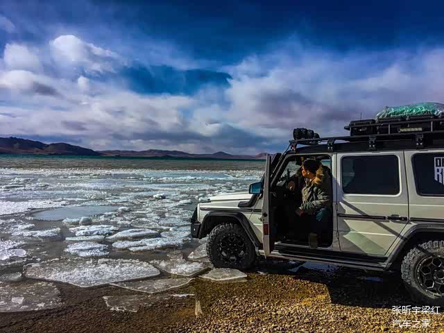 我和小白眺望着措那湖，祈祷这次的无人区之旅平平安安
