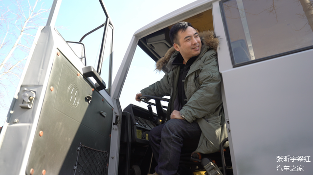 方鹏，我们的大卡车司机，后面将会拖着我们的“太白”独走青藏线