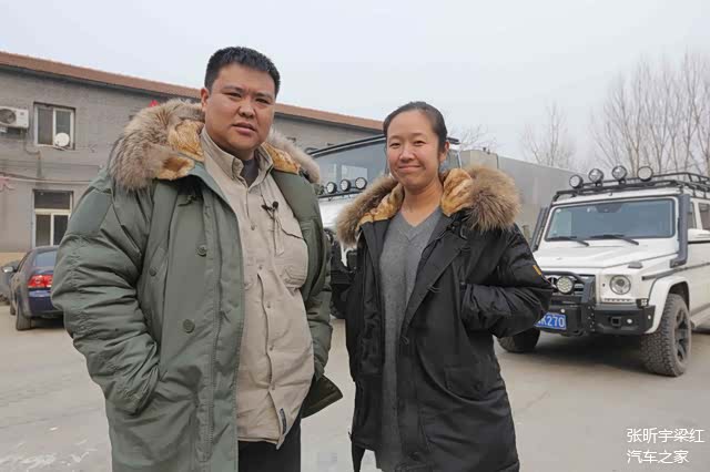 出发前的我和梁红，那个时候还是冬天，身后是我们已经进入待命状态的“太白”和“大白”