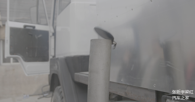 排气管也是我们自己焊的，做成带盖的算是情怀吧，毕竟从设计上也挺复古的，这种设计以前常在拖拉机上看到